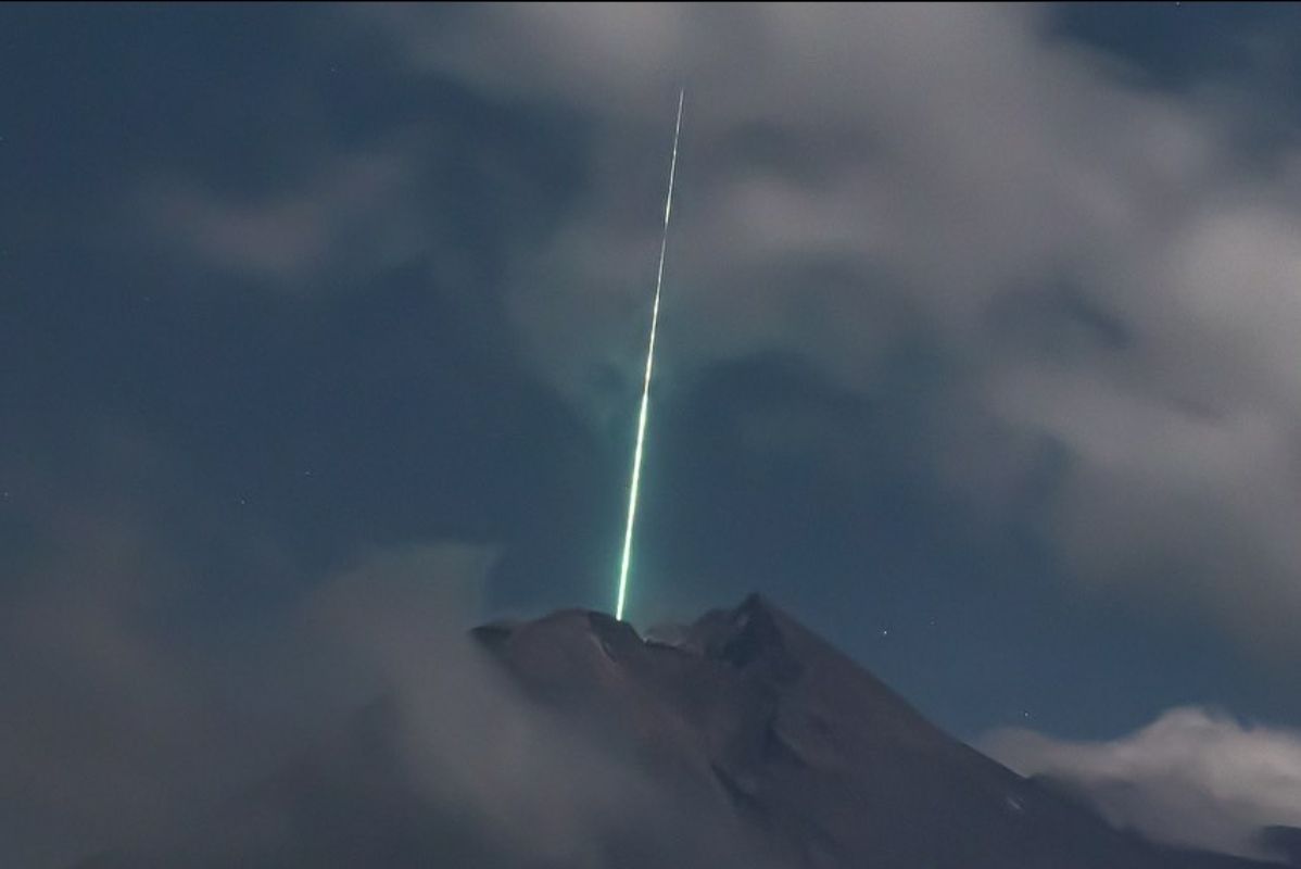 Meteor jatuh di Indonesia